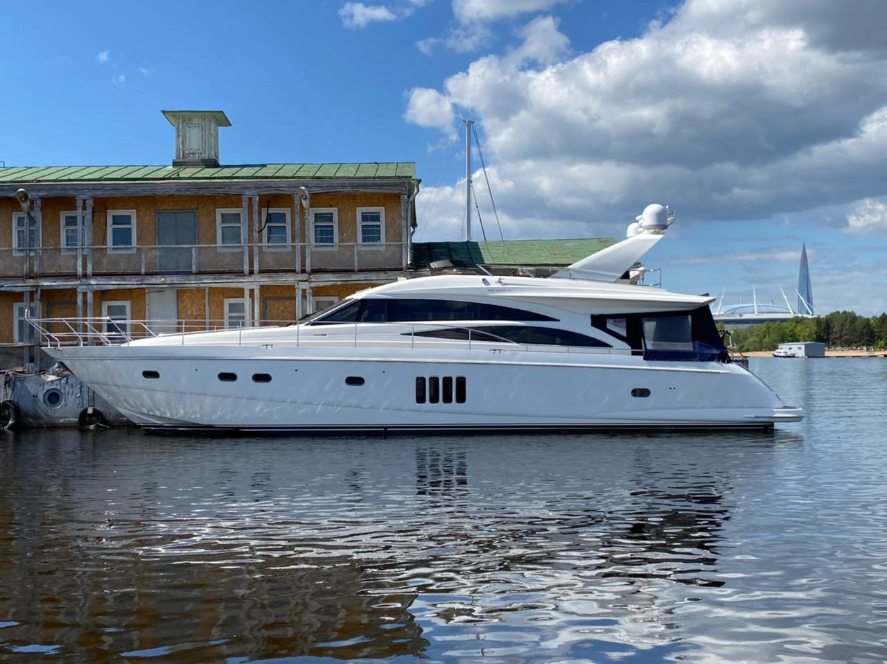 Яхта Princess 68 image- 3